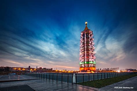 “Een Verkenning van de Zintuigen:  De Nachtzicht van den Toren van de Bao-en Jing”