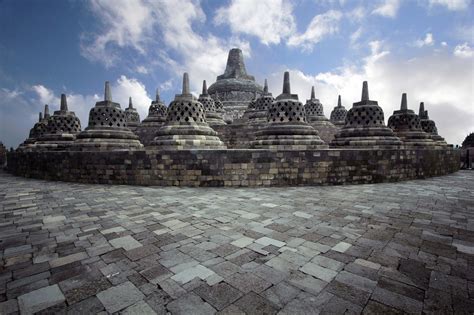 De Tempel van Borobudur, Een Meesterwerk van Vergane Glorie en Mysterieuze Schoonheid!