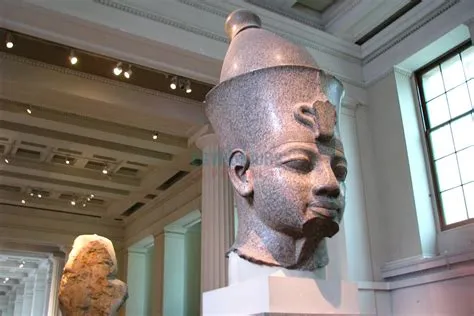  De Verrijzende Glorie van de Votiefstele voor Amenhotep III!  Een Reis Doorheen Kleuren en Symbolen